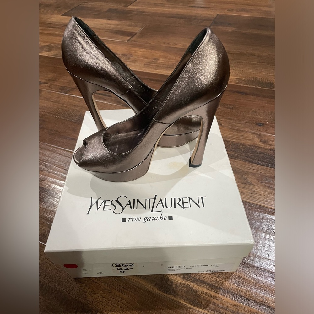 Yves Saint Laurent Palais 105 Open Pump in Nappa Silk
